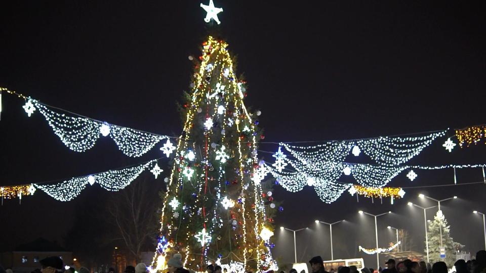 La Cahul a fost inaugurat Pomul de Crăciun
