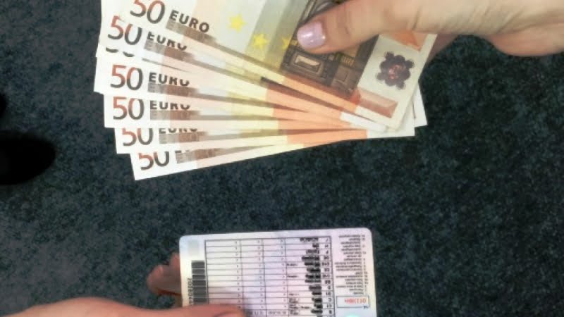 Trei sute de euro pentru un permis de conducere. O femeie din Cahul a fost reținută de CNA