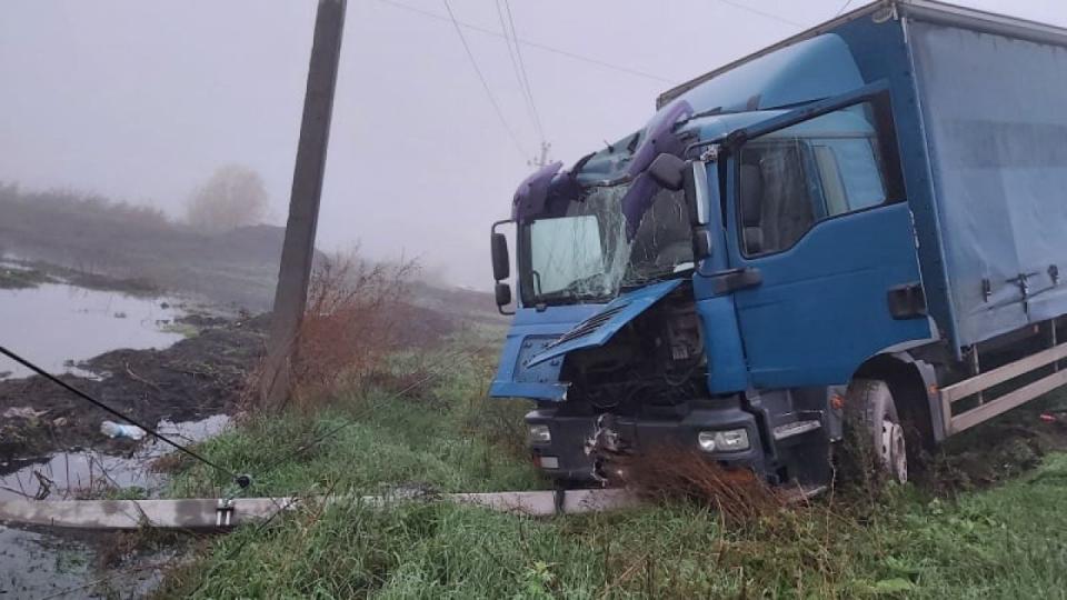 Un șofer din Cahul a intrat violent într-un pilon electric. Sute de oameni au rămas fără curent /FOTO