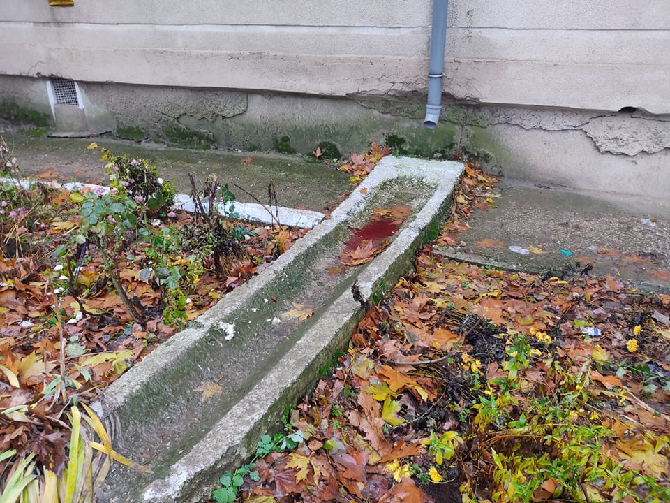 FOTO // Un bărbat  din Cahul a fost găsit mort în curtea blocului unde locuia