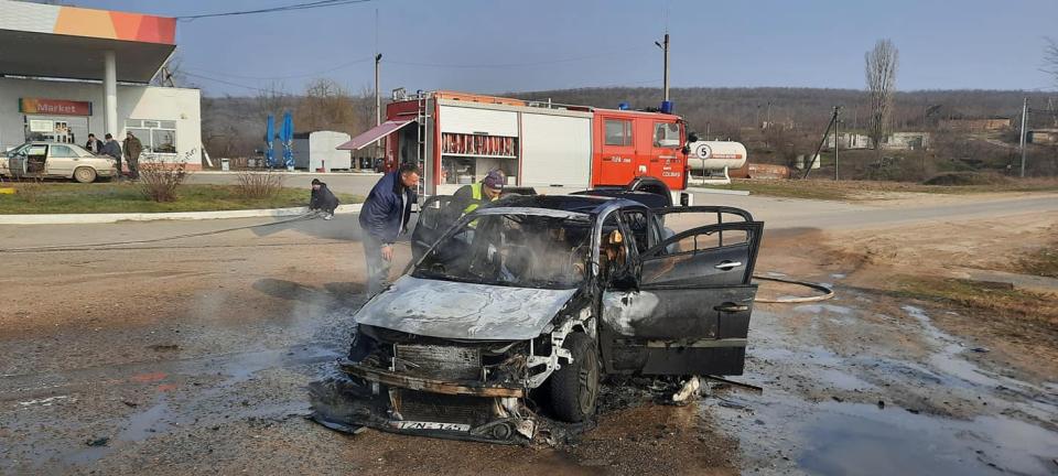 Și primarii sunt pompieri voluntari. Primarul și viceprimarul de Colibași au stins o mașină care a luat foc lângă PECO