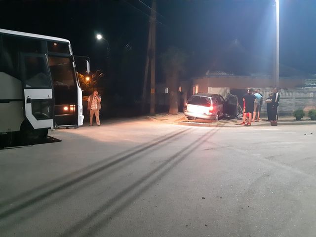 Un șofer în stare de ebrietate a intrat gardul unei case din Cahul în urma tamponării cu un autobuz
