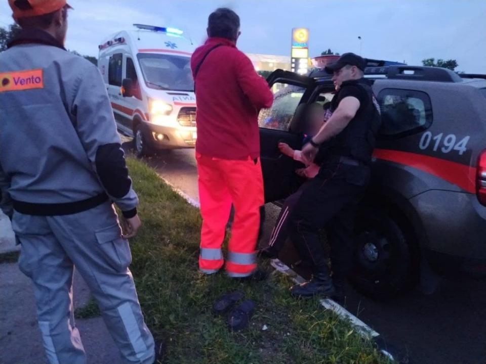 Un bărbat din Cahul, găsit jos, în mijlocul drumului. Carabinierii i-au acordat primul ajutor