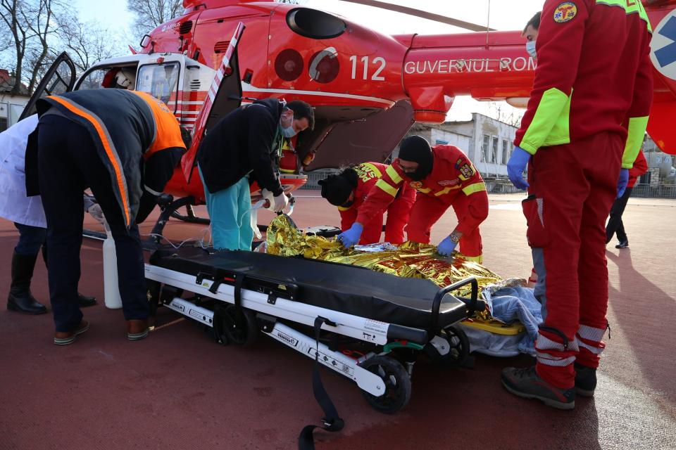 Tânărul rămas în viață în urma accidentului din Slobozia Mare a fost transportat cu elicopterul la Chișinău /VIDEO