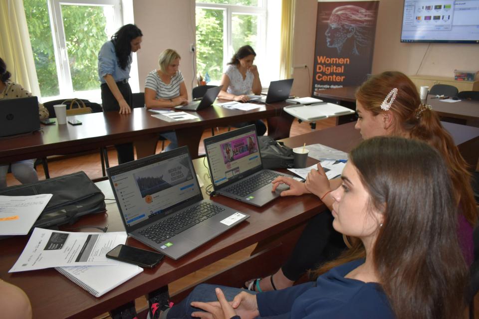 Înregistrarea la instruirile gratuite organizate în cadrul proiectului WOMEN DIGITAL CENTER continuă!