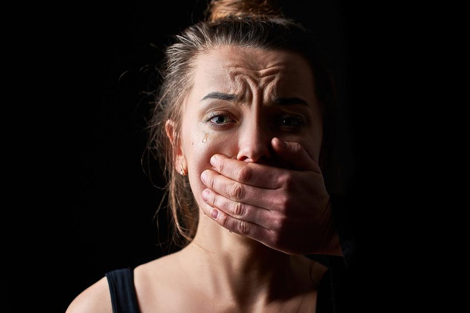 „Am fost impusă să întrețin relații sexuale când aveam 12-13 ani”. Experiența traumatizantă a unei tinere abordată de specialiști în domeniul protecției copilului