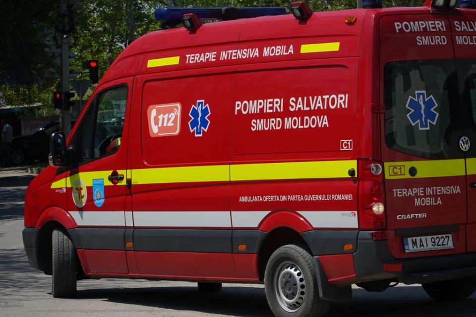 O minoră a pășit în gol de la etajul 9 a unui bloc de locuit din Cahul
