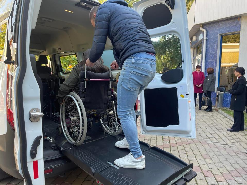 Microbuz adaptat, oferit de Uniunea Europeană Centrului de zi pentru copii ci dizabilități din Cahul