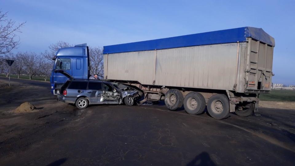 Accident de groază, la Cahul. O mașină a intrat într-un camion.
