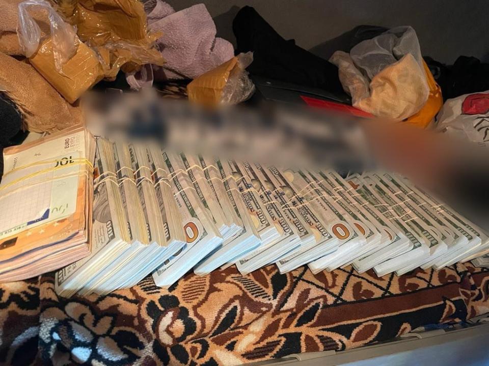 Patru ani închisoare pentru administratorul și șoferul companiei de transport care au vrut să scoată din țară 240.000 de dolari și 8.000 de euro