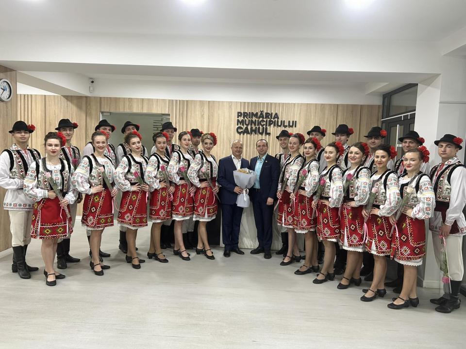Nicolae Dandiș s-a întâlnit cu talentații dansatori de la  Ansamblul 