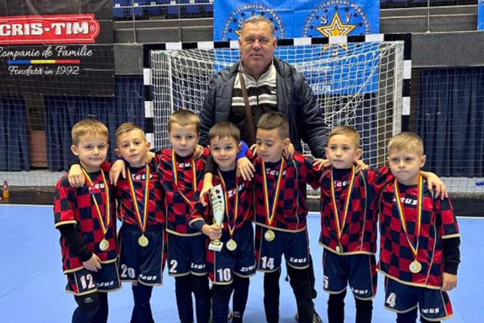Echipa de copii de fotbal din Cahul a devenit medaliată cu argint la un turneu popular din București