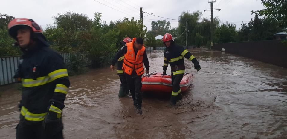 Красный КОД :Половина уезда Галац находится под водой. 40 человек эвакуированы, 2 погибли | ВИДЕО