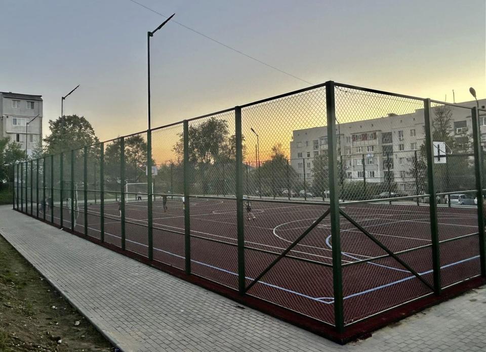 Un nou teren sportiv multifuncțional inaugurat în cartierul Lapaevca, Cahul