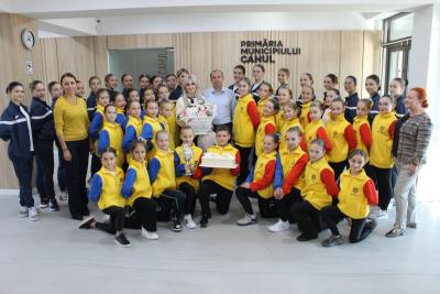 Primarul de Cahul a felicitat  echipa Majorette Show IUVENTA cu argintul cucerit la Campionatul European | FOTO