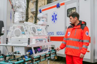 3 ambulanțe de terapie intensivă mobilă pentru nou-născuții din Moldova, donate de UNFPA și SUA