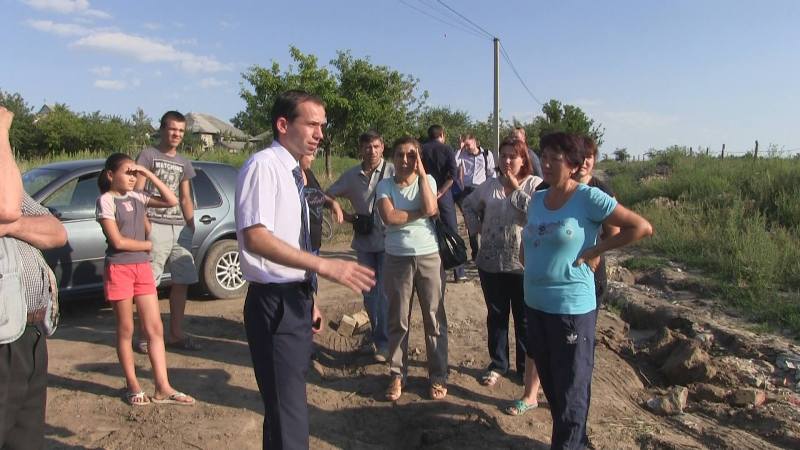 Locuitorii str. Prof. Dimitriu din Cahul caută soluții pentru reabilitarea drumului ce duce spre locuințele sale