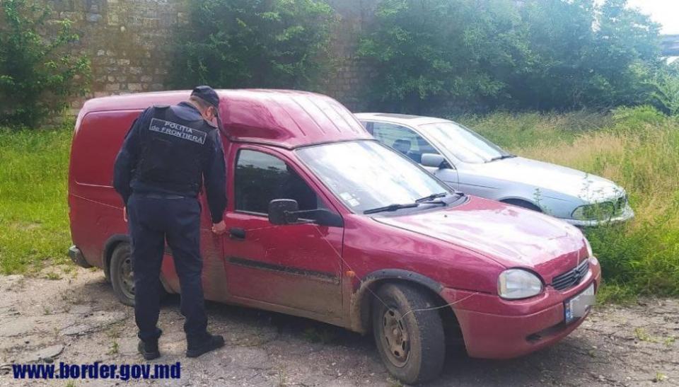 Piese metalice dezasamblate de pe pilonii de electricitate, ridicate de polițiștii de frontieră lângă s. Greceni, raionul Cahul