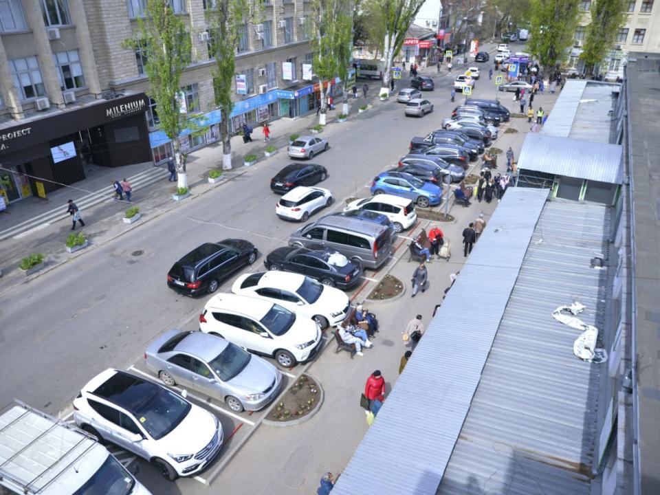 Parcările din Chișinău vor fi separate pe trei zone. Se propun tarife diferențiate și gratuități