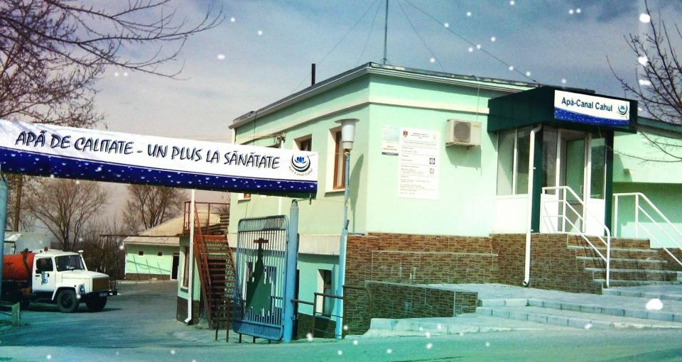 Directorul Apă Canal Cahul și un antreprenor local au fost reținuți de CNA pentru trucarea unei licitații în valoare de peste 1 milion de lei