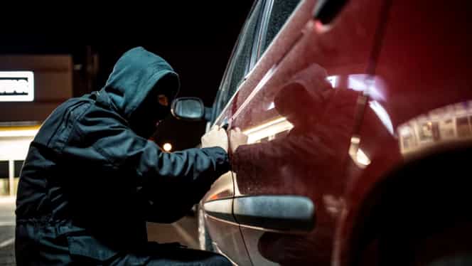 Ziua munceau, iar noaptea spărgeau automobile. Trei tineri au fost reținuți de poliție