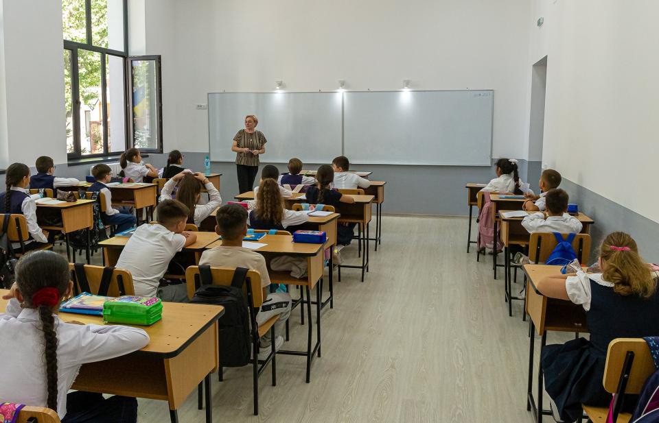 Dezvoltarea unui curriculum școlar modern, discutată de mai mulți experți din domeniul educației