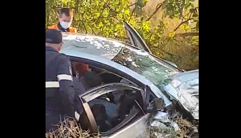 ACUM: Pompierii de la descarcerare încearcă să scoată un sofer dintre fiare în urma unui accident rutier /VIDEO