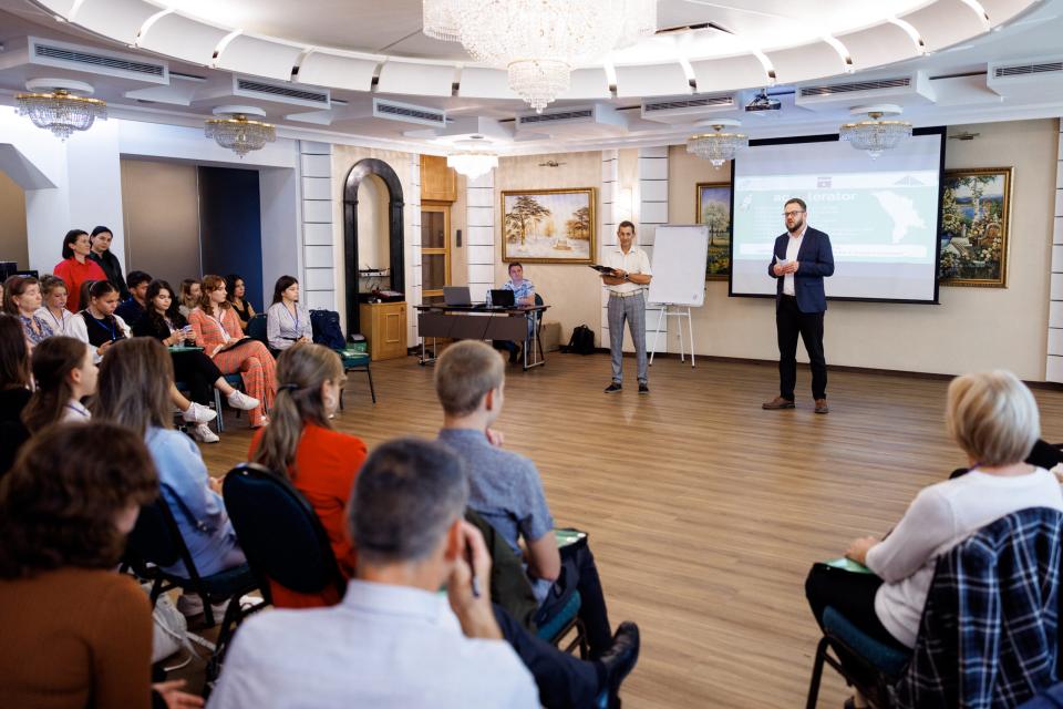 „Acești tineri s-au format ca lideri.” Experiența elevilor din opt licee care au identificat și au găsit soluții pentru problemele din comunitățile lor