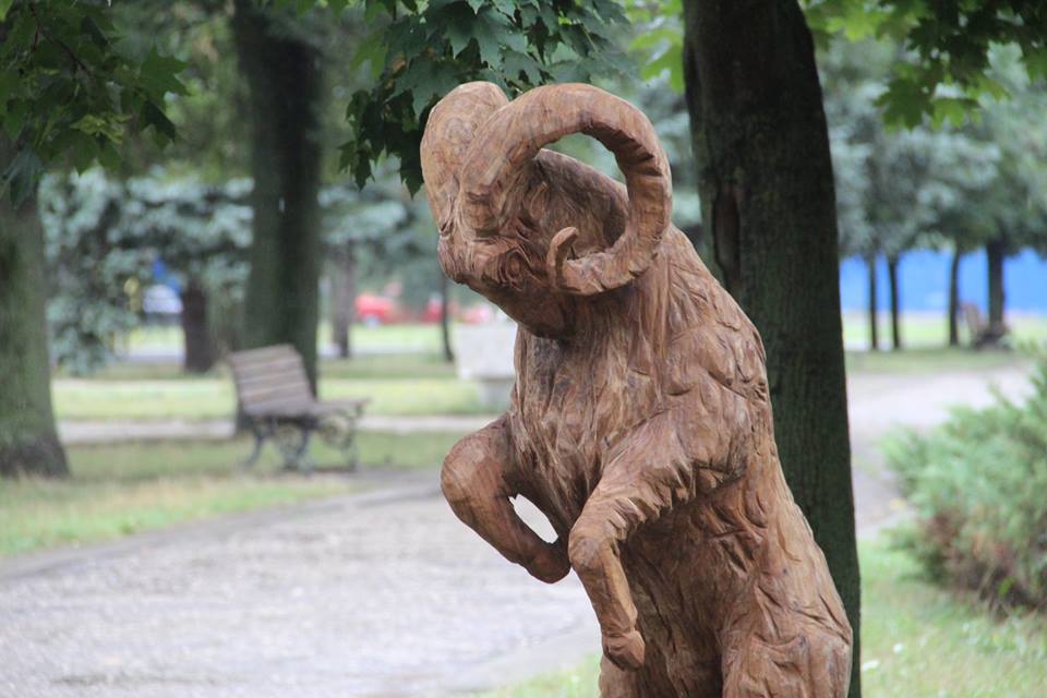 VIDEO// Trei minori din Cahul au filmat și postat pe Instagram cum vandalizează o sculptură din lemn din parcul central