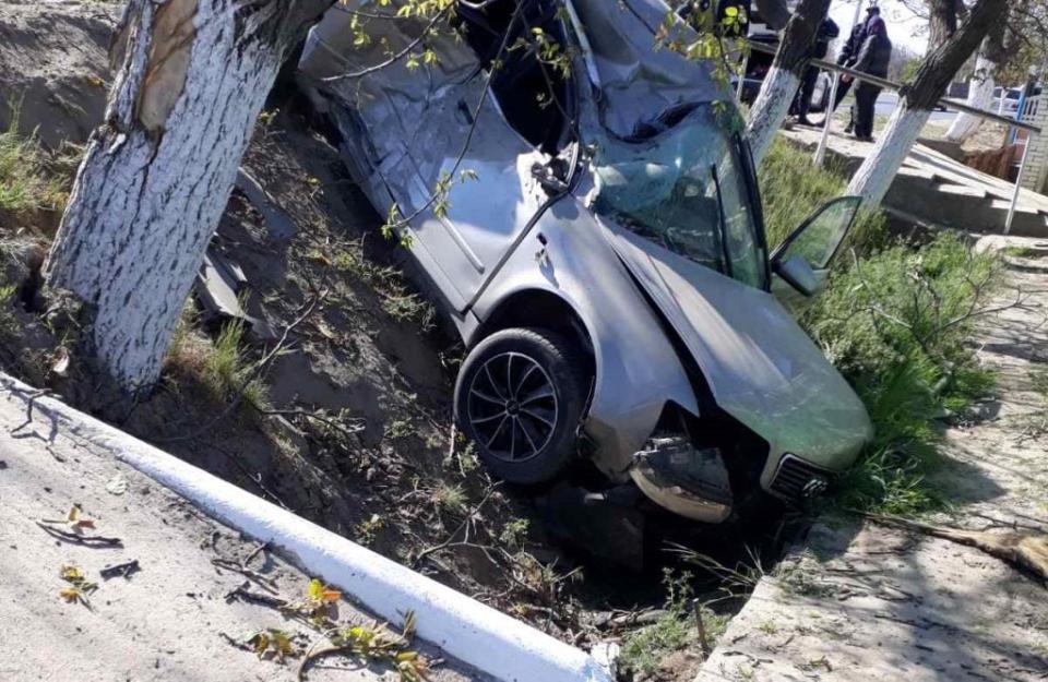 Un șofer din raionul Cahul fără permis de conducere a dat cu mașina într-un copac.