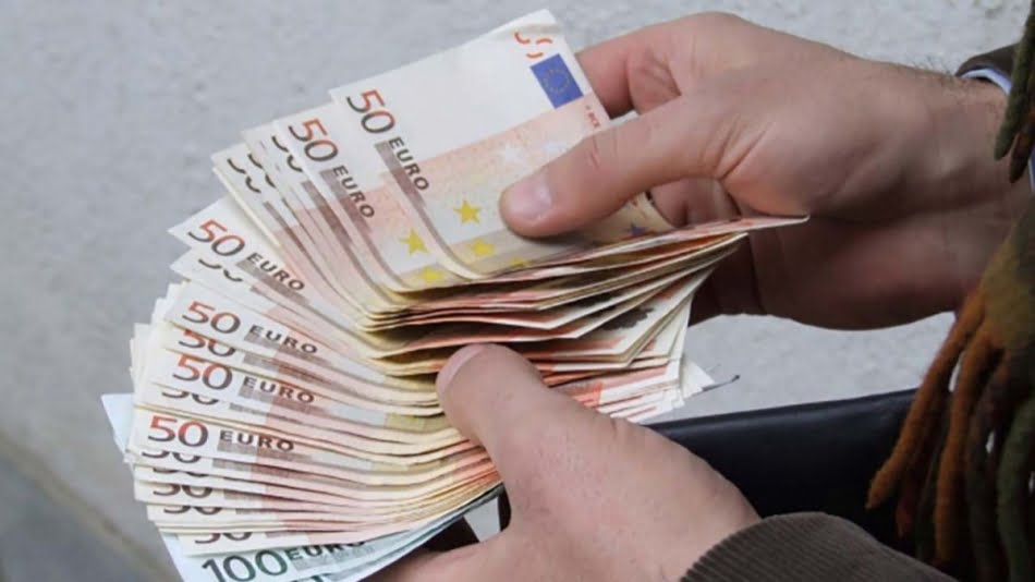 Un avocat din Cahul, reținut pentru trafic de influenţă; Ar fi pretins 2000 de euro pentru a influenţa o decizie de judecată