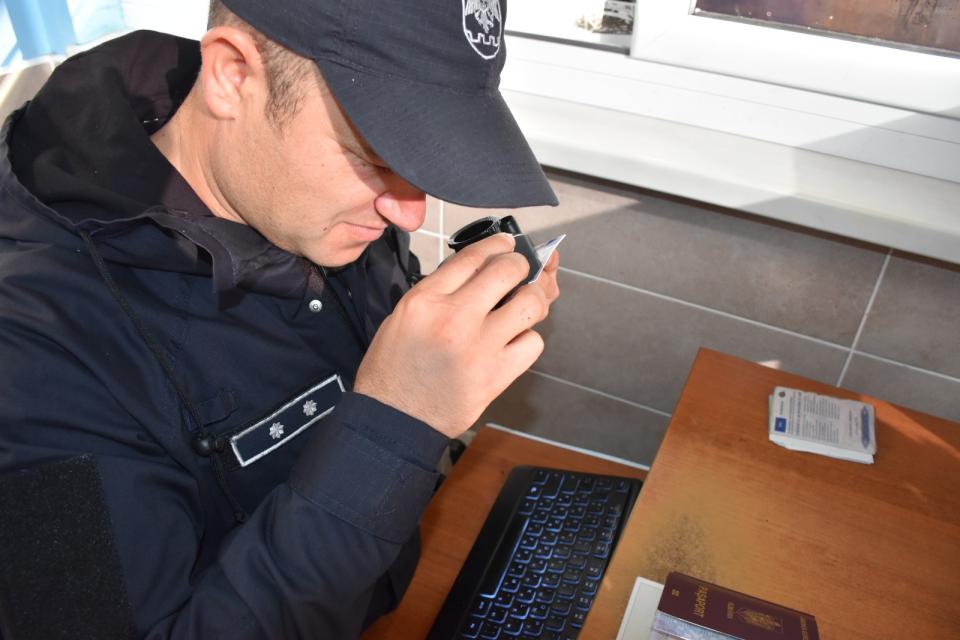 Alți doi conaționali, depistați cu acte românești falsificate la PTF Cahul