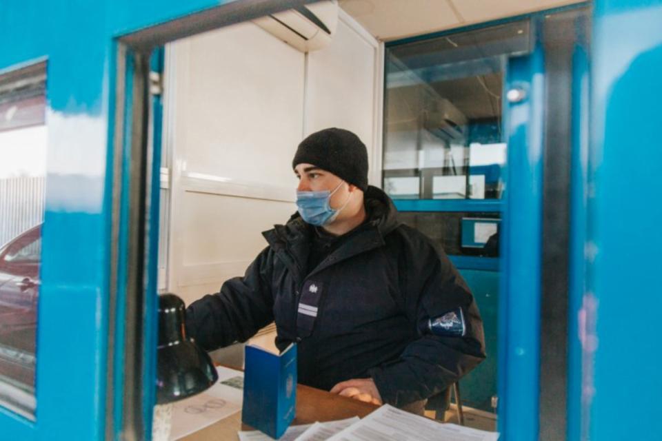 Patru permise de conducere falsificate identificate în timpul controlului de frontieră Giurgiulești-Galați