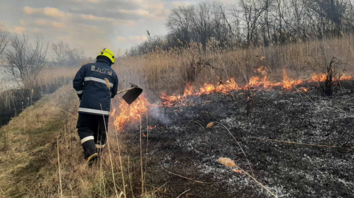 Circa 35 de focare de vegetație uscată au fost lichidate de pompierii din Cahul în doar o săptămână