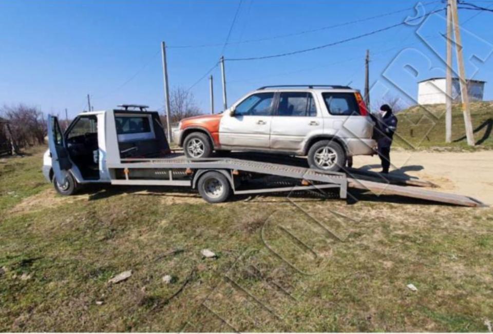 Două autoturisme indisponibilizate, ca urmare a depistării  mai multor nereguli în acte în preajma satului Slobozia Mare /FOTO