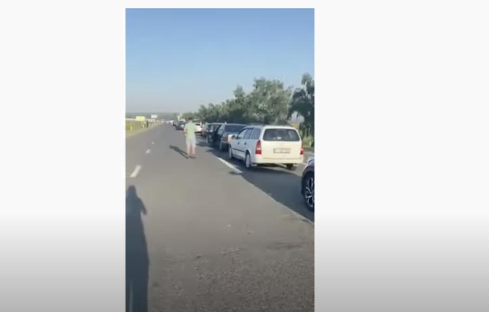 De dimineață la punctele de trecere a frontierei de stat s-au format cozi imense. Au căzut serverele /VIDEO