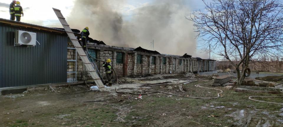 Un depozit cu ceară din Cahul a luat foc. Focul a distrus 70% din cele 40 de tone de ceară depozitate