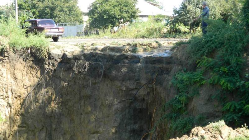 O porţiune a traseului naţional Chişinău – Giurgiuleşti riscă să fie spălată de apele pluviale
