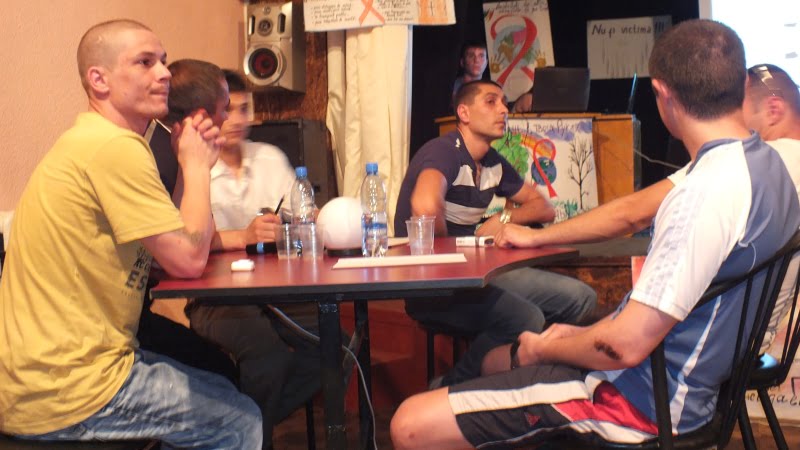 Deţinuţii la o masă de joc cu gardienii. Află la ce s-au întrecut aceştia
