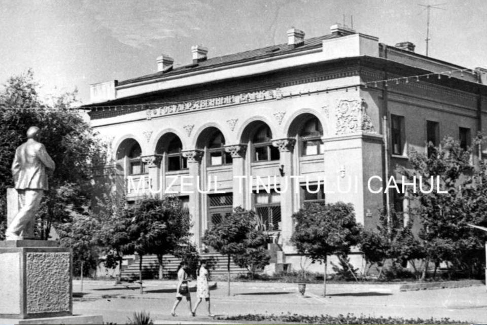 La Huși - monument, la Cahul - ruină! Ce clădire istorică leagă orașele de pe ambele maluri ale Prutului
