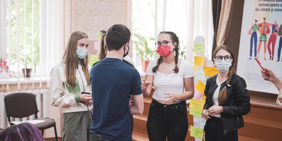 Granturi// Scrie un proiect prin care să promovezi drepturile fetelor și femeilor din comunitatea ta – obține un grant