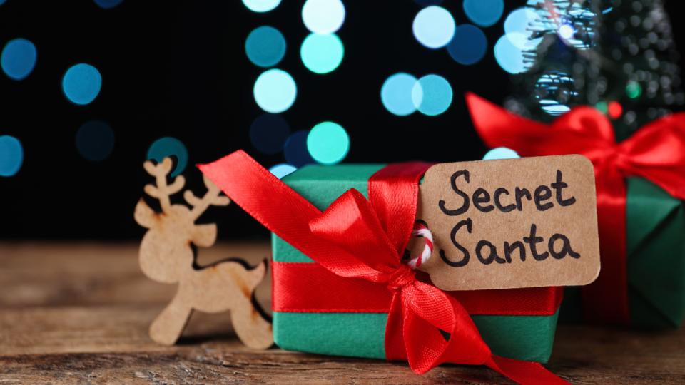 Tradiția de Secret Santa: Mai mult decât un simplu schimb de cadouri