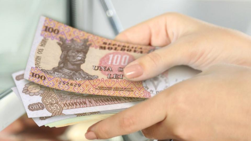 Salariul mediu lunar în anul 2023 - 12.354 lei