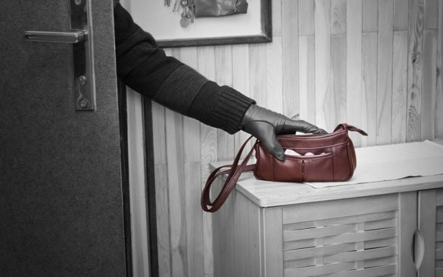 Au spart locuința unei femei și i-au furat banii. Doi bărbați din raionul Cahul reținuți de Poliție