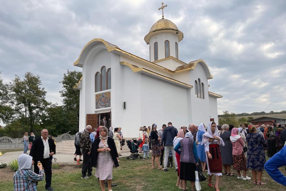 Un loc de închinare nou: La Cucoara a fost construită prima biserică din sat
