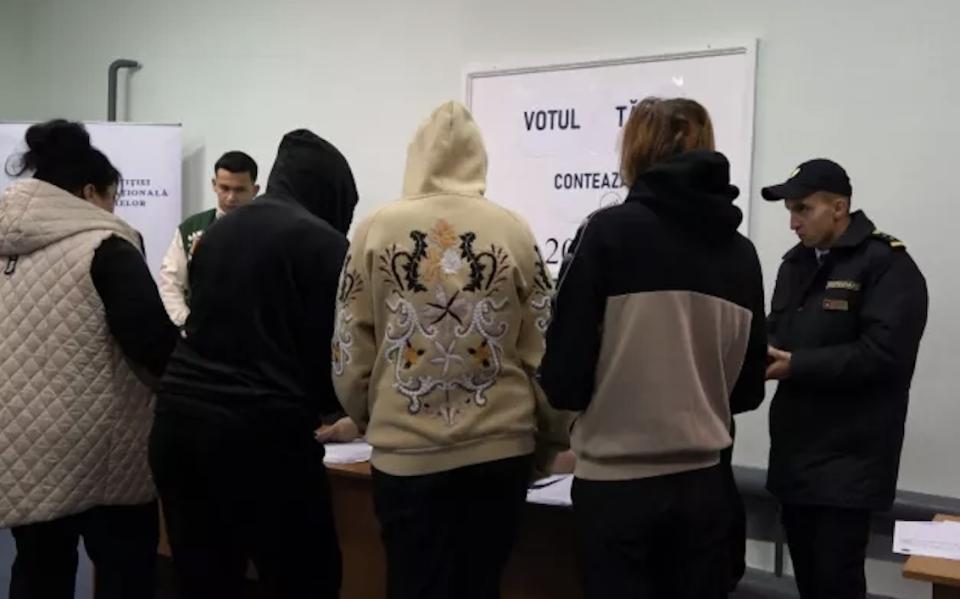 Unii moldoveni au votat de după gratii: „Suntem și noi oameni la urma urmei”