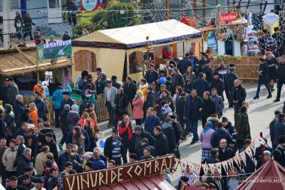 Cântece, dansuri, vin și bucate tradiționale la Festivalul vinului la Comrat