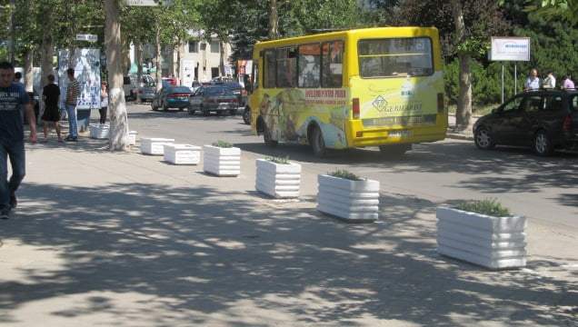 În loc de maşini - ghiveciuri cu flori. Autorităţile au blocat parcările pe Prospectul Republicii