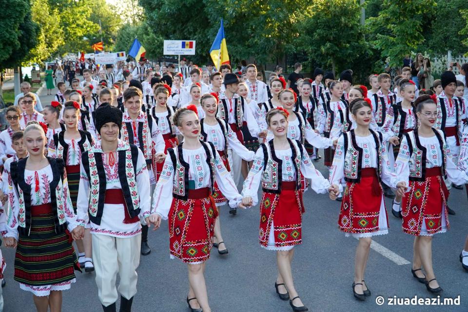 FOTO// Parada Portului Popular - spectacol de excepție în a doua zi de „Nufărul Alb”