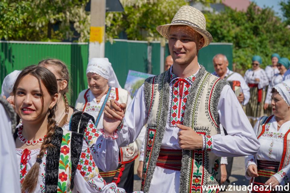 Reportaj FOTO// Parada portului popular. Festivalul „Dulce floare de salcâm. Văleni 2022